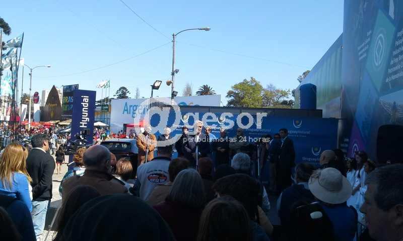 Intendente Bascou estuvo este domingo en la presentacion de Soriano en la Expo Prado 2015.