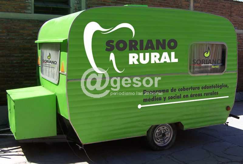 En el móvil se brinda atención odontológica gratuito a niños de las zonas rurales de Soriano, se brindan charlas de higiene bucal y se entregan materiales para la misma (cepillos, dentífricos, etc.)