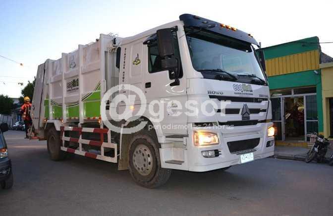 Carlos (3.155526- 0) vecino del barrio Oeste denuncia como realizan trabajo, recolector de residuos