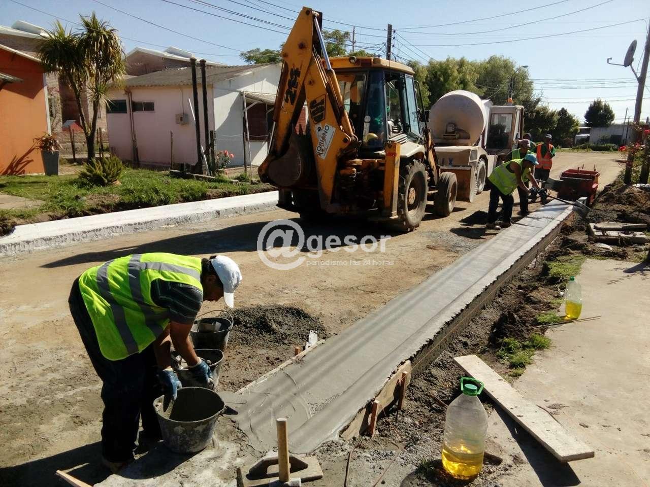 Las obras de acondicionamiento urbano del barrio SIAV de la ciudad de Cardona, ejecutadas por la Intendencia de Soriano y el municipio local, muestran intensidad debido a la extensión de los trabajos.