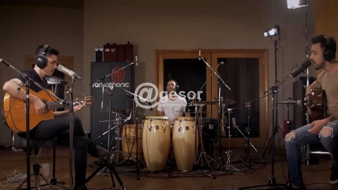 Este trío, conformado por los hermanos Marcelo y Hugo Dellamea, junto a Ariel Sánchez, ha capturado la atención de la escena musical latinoamericana, tanto por su virtuosismo técnico como por su capacidad para reinterpretar grandes clásicos del folklore rioplatense. Entre sus homenajes más aclamados, destaca su versión de